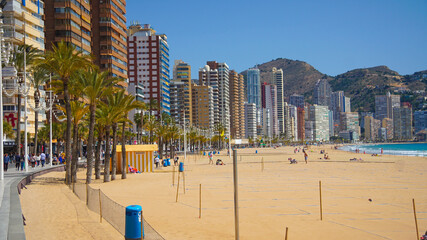 Benidorm, Hoteles, Playas, Tiendas, pub, Restaurantes, bares cerrados, poca ocupación en Semana Santa con la pandemia.