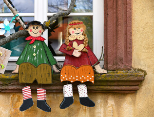 Hänsel und Gretel auf einer alten Fensterbank