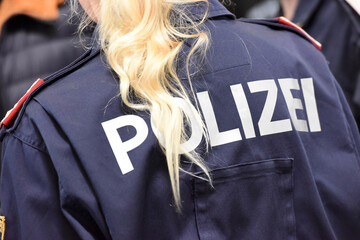 Polizistin von hinten in Österreich - Female police officer from behind in Austria