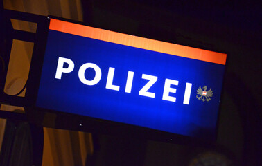 Schild "Polizei" an einem Polizei-Gebäude in Wien (Österreich) - Sign "Police" at an Police building in Vienna (Austria)