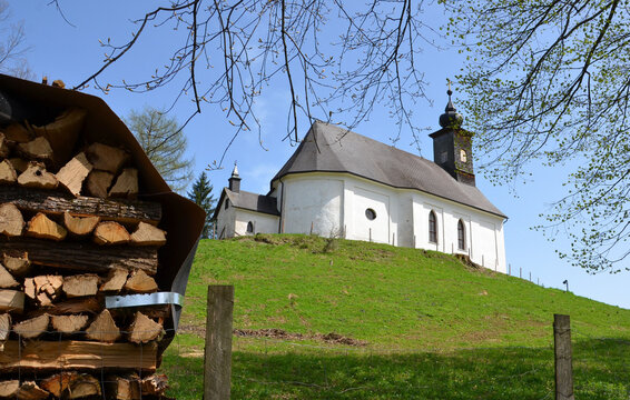Kalvarienberg-Kirche in Windischgarsten im Frühljahr (Bez. Kirchdorf, OÖ)