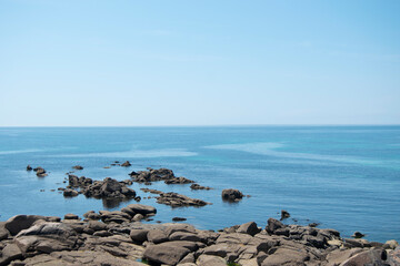 Fototapeta na wymiar Playa de rocas con el mar de fondo
