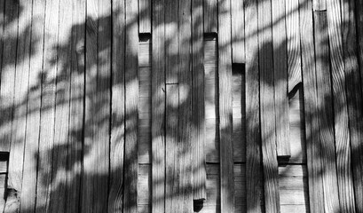 Alte Holzwand in grau mit Schattespiel - Hintergrund, Textur