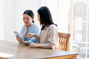 Obraz premium 携帯を持つ親子のポートレート