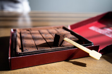 日の光を浴びる赤いパッケージの高級な生チョコレート