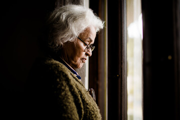 Mulher idosa sozinha
