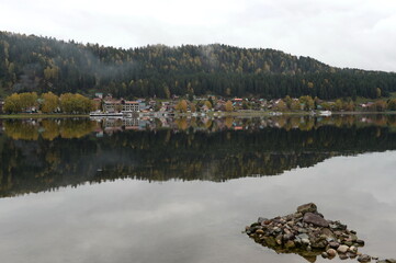 Obraz premium Taiga village of Artybash on the shore of Lake Teletskoye. Altai Republic