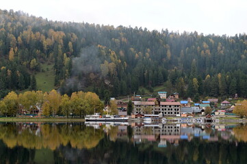 Fototapeta premium Taiga village of Artybash on the shore of Lake Teletskoye. Altai Republic