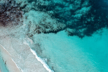Obraz premium Aerial View of Tropical Water with Sandy Beach Shore