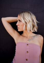 Fototapeta premium blonde woman posing on the street