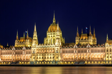 Obraz na płótnie Canvas Hungarian parliament building illuminated at twilight