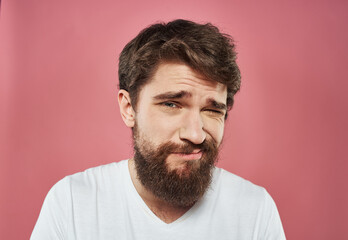 Obraz premium Man emotions sadness white t-shirt pink background