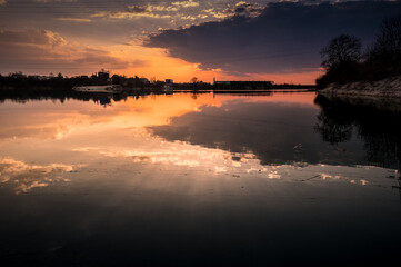 zachód słońca nad stawem miejskim w Opolu