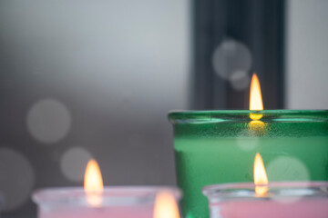 작은 컵에 담긴 다채로운 촛불들