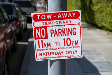 Temporary no parking sign on a pole - 423660992