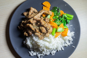 Grilled pork and vegetables with steam rice.