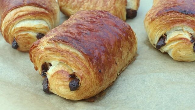 plusieurs pains au chocolat sur une feuille de cuisson