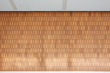 明るい光に包まれた木製タイルの壁面