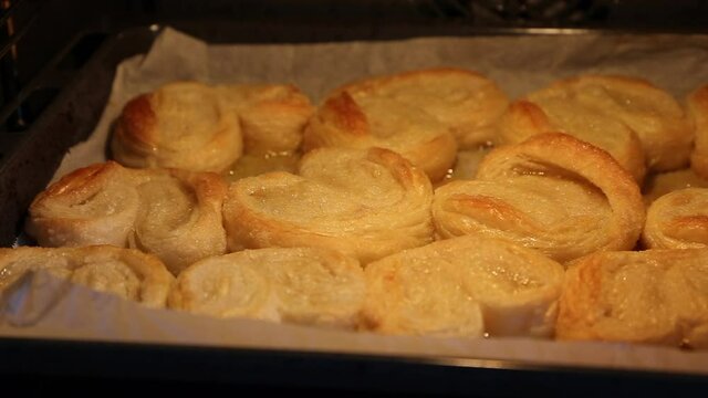 Schweinsohren ausbacken.