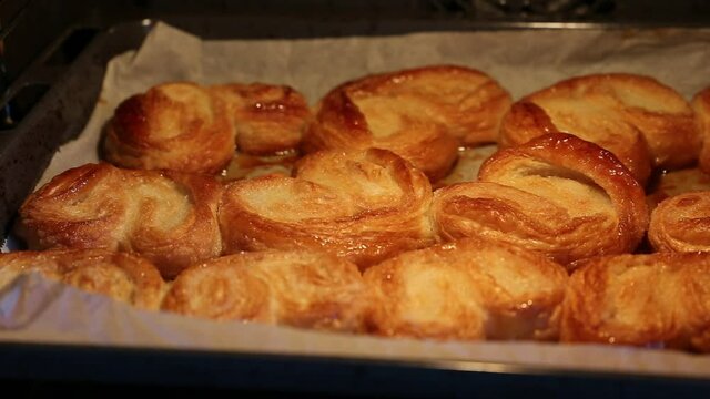 Schweinsohren backen.