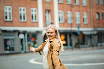 Obraz premium Happy woman standing on street.