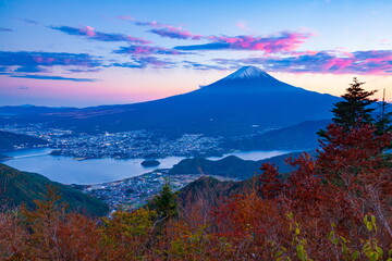 Fototapeta premium 新道峠から眺める富士山と河口湖 山梨県富士河口湖町にて