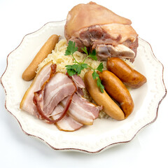 assiette de choucroute au jarret isolé sur un fond blanc