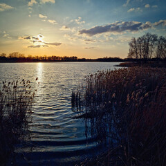 ZACHÓD SŁOŃCA NAD JEZIOREM. WIOSENNY CZAS. © michalsen