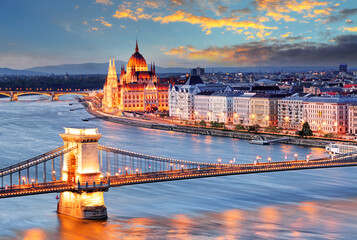 Naklejka na ściany i meble Budapest with chain bridge and parliament
