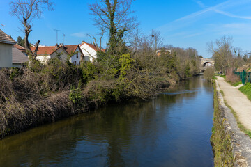 Fototapeta na wymiar Pont des Belles Fontaines, chemin de randonnée, rivière, L’Orge, Juvisy sur Orge, Essonne, 94