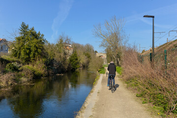 Obraz premium Pont des Belles Fontaines, chemin de randonnée, rivière, L’Orge, Juvisy sur Orge, Essonne, 94