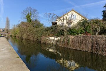 chemin de randonn&eacute;e, rivi&egrave;re, L&rsquo;Orge, Viry Chatillon, Essonne, 91
