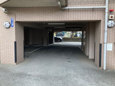 マンションのピロティ駐車場
