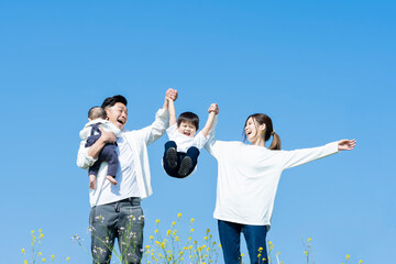 楽しそうにはしゃぎながら散歩する家族