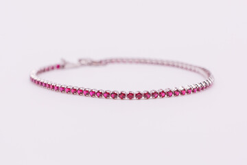 Still life di un bracciale di brillanti di colore rosso