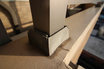 雨漏りが発生し亀裂が入ったフェンスの支柱