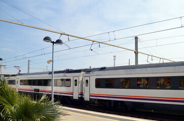 Obraz premium tren estacionado en el anden