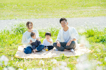 ピクニックで記念写真におさまる家族
