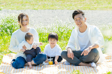ピクニックで記念写真におさまる家族