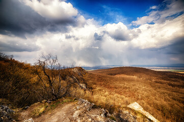 Niederschlag im Hntergrund aus schönen weissen Wolken