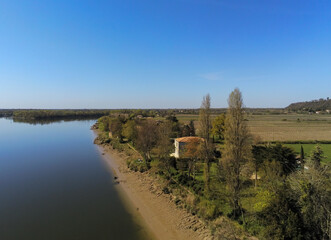 Fototapeta na wymiar Berge de la Garonne, vue aérienne, Gironde