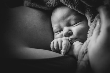 Un nouveau-né endormit sur la poitrine de sa mère
