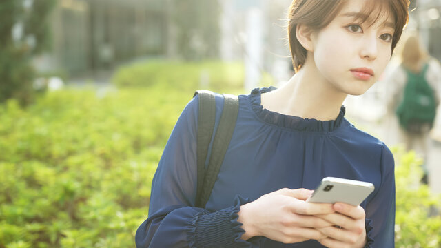 待ち合わせする女性