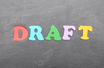 Begriff aus bunten Buchstaben auf Schieferplatte