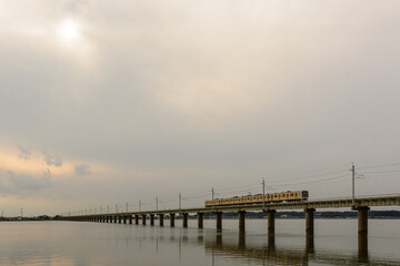 Fototapeta na wymiar 穏やかな水面に反射する鉄橋