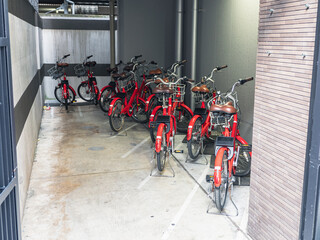 シェアサイクルの赤い自転車の駐輪場