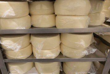 Storage and maturation of cheese