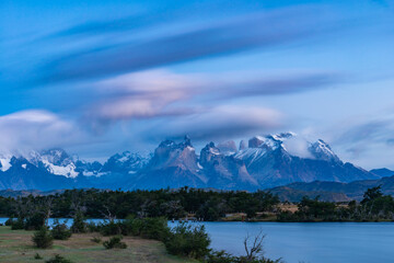 Parque Nacional de Torres del Paine, Chile ao amanhecer. Em primeiro plano o rio Serrano.  