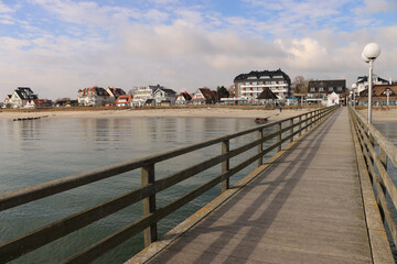 Obraz premium Ostseeheilbad Haffkrug; Seebrücke, Strand und Uferpromenade
