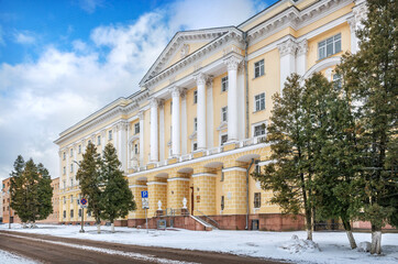 Fototapeta na wymiar The building of the House of Soviets in Smolensk